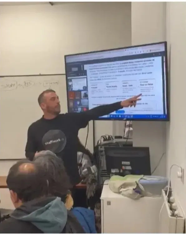 Clase con la tienda de Chen abierta en pantalla.