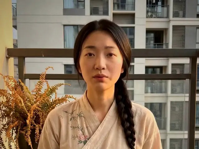 Mei Lin, personaje creado con IA, en el balcón de su departamento